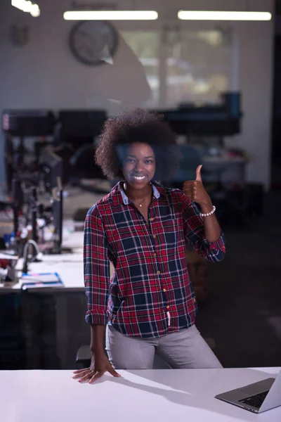 Ung svart kvinna på hennes arbetsplats i moderna kontor afrikansk-Ame — Stockfoto