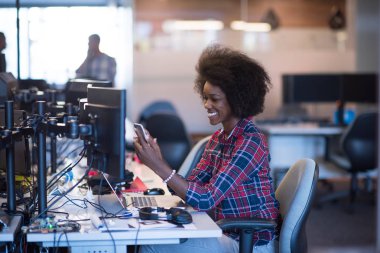 modern ofis onun işyerinde genç siyah kadın