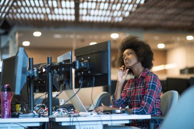 modern ofis onun işyerinde genç siyah kadın