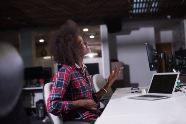 başlangıç iş ofis dinleme musi onun işyerinde kadın