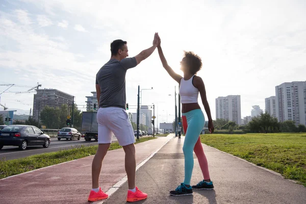 Pareja felicitando en la carrera de la mañana —  Fotos de Stock