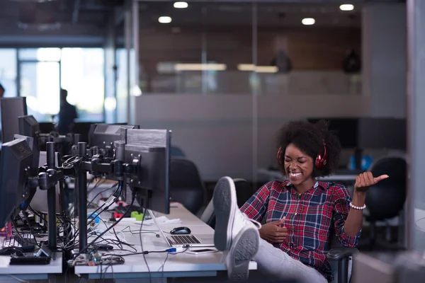 Femme sur son lieu de travail dans le bureau de démarrage d'entreprise — Photo