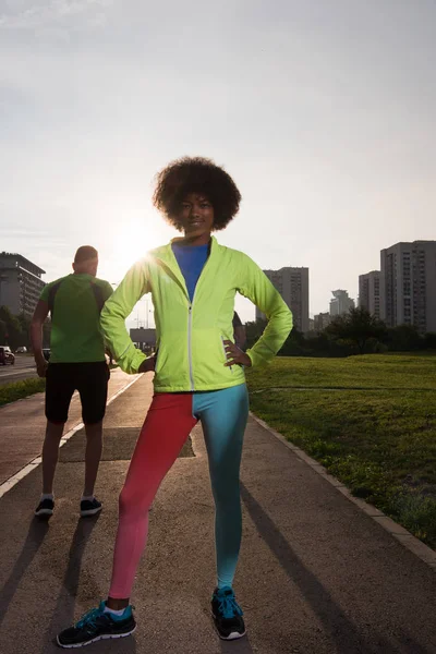 Sportos fiatal afrikai-amerikai nő, futás a szabadban — Stock Fotó