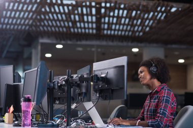 modern ofis onun işyerinde genç siyah kadın 