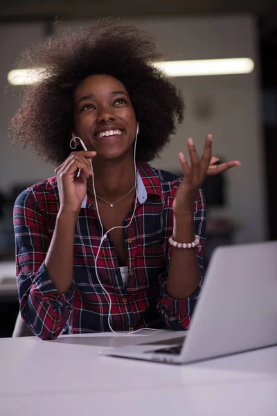 Donna in ufficio moderno sul suo posto di lavoro parlando al telefono — Foto Stock