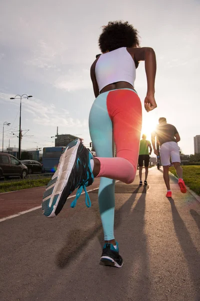 Gruppo multietnico di persone sul jogging — Foto Stock