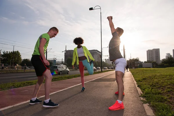 Grupo multiétnico de pessoas em jogging — Fotografia de Stock