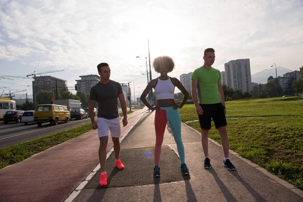 Багатонаціональна група людей на бігу — стокове фото
