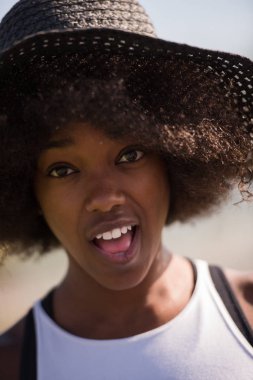 Güzel, Afro-Amerikan bir kadının portresi. 