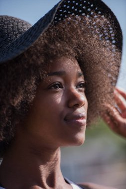 Güzel, Afro-Amerikan bir kadının portresi. 