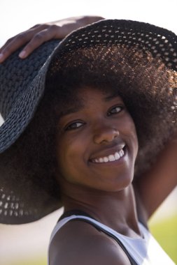 Güzel, Afro-Amerikan bir kadının portresi.