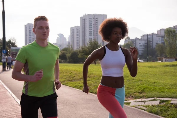 Multi-etnische groep mensen op het joggen — Stockfoto