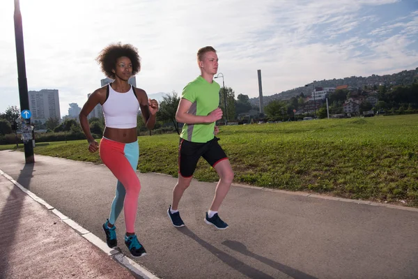 Groupe multiethnique de personnes sur le jogging — Photo