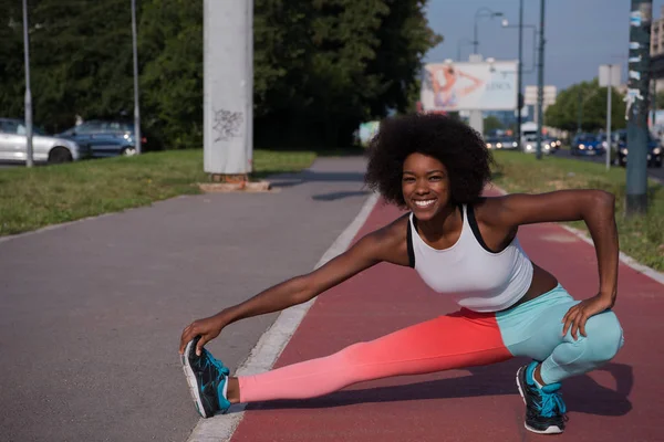 Sportive jeune femme afro-américaine étirement — Photo