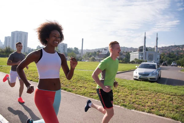 Grupo multiétnico de pessoas em jogging — Fotografia de Stock