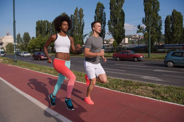 Pessoas multiétnicas em jogging — Fotografia de Stock