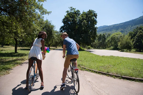 Jeune couple ayant joyeuse balade à vélo dans la nature — Photo