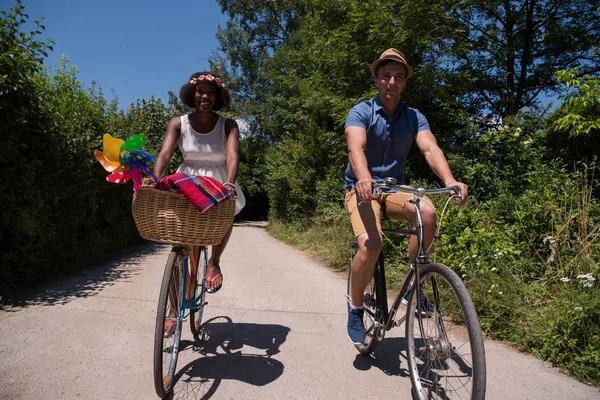 Jong koppel met vrolijke fiets rijden in de natuur — Stockfoto