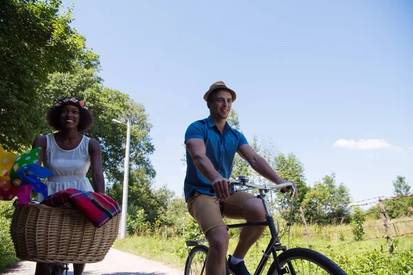 Jovem casal ter passeio de bicicleta alegre na natureza — Fotografia de Stock