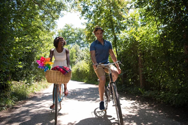 Jovem casal ter passeio de bicicleta alegre na natureza — Fotografia de Stock