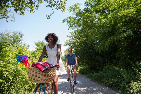 Joven pareja teniendo alegre paseo en bicicleta en la naturaleza — Foto de Stock
