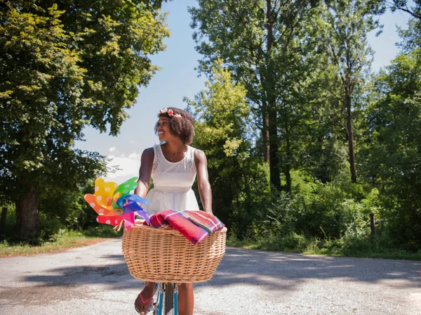 アフリカ系アメリカ人の女性が森で自転車に乗って — ストック写真
