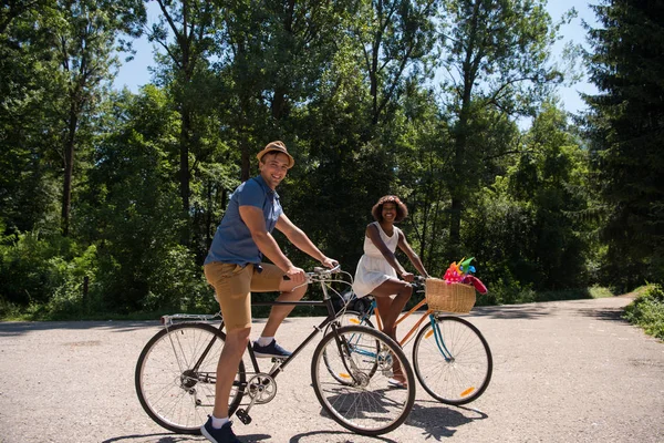 Fiatal pár birtoklás bike örömteli ride a természetben — Stock Fotó