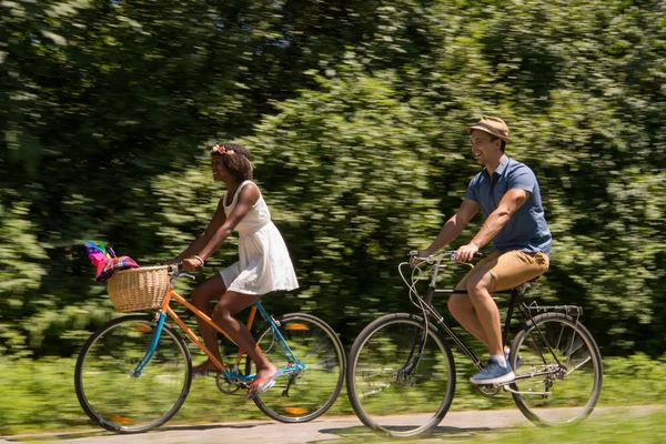 젊은 부부 데 즐거운 자전거 타고 자연 — 스톡 사진