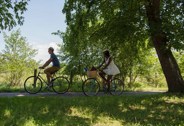 Молодая пара, наслаждающаяся велосипедной прогулкой на природе — стоковое фото