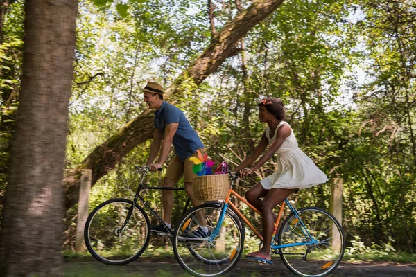 Jeune couple ayant joyeuse balade à vélo dans la nature — Photo