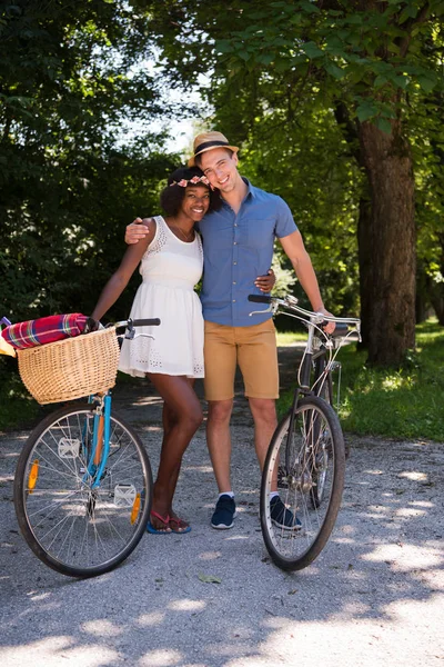 Jovem casal ter passeio de bicicleta alegre na natureza — Fotografia de Stock