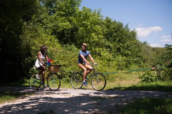Unga par att ha glada cykel rida i naturen — Stockfoto