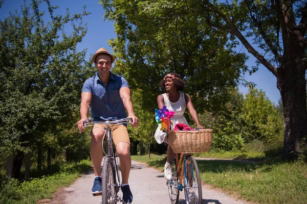 Jovem casal ter passeio de bicicleta alegre na natureza — Fotografia de Stock