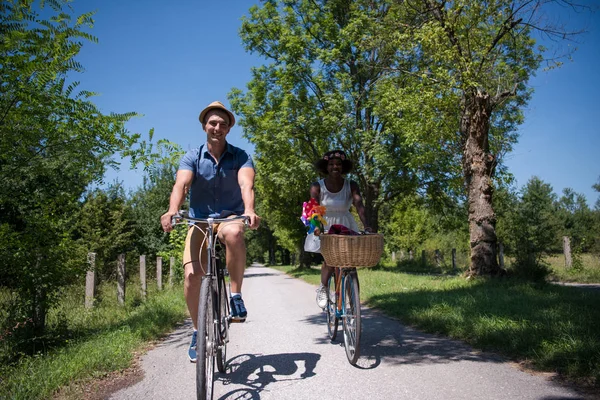 Jeune couple ayant joyeuse balade à vélo dans la nature — Photo