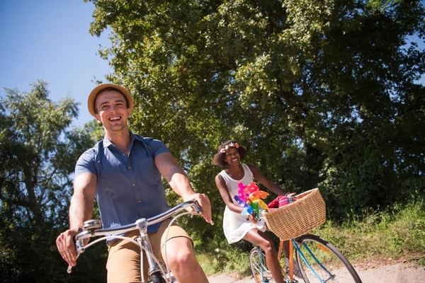 Jovem casal ter passeio de bicicleta alegre na natureza — Fotografia de Stock