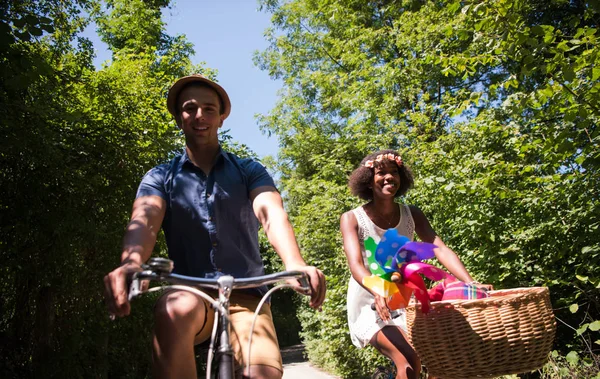 Jovem casal ter passeio de bicicleta alegre na natureza — Fotografia de Stock