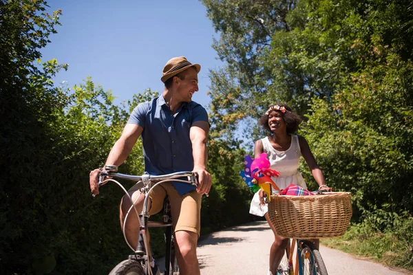 Mladý pár s radostnými kole jezdit v přírodě — Stock fotografie