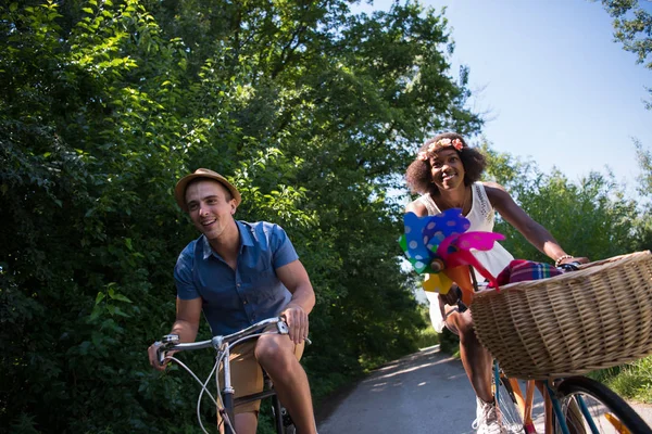 Młoda para radosny rower jeździć w przyrodzie — Zdjęcie stockowe
