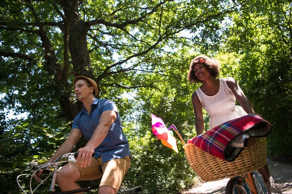 Νεαρό ζευγάρι έχοντας χαρούμενη ποδήλατο βόλτα στη φύση — Φωτογραφία Αρχείου