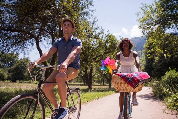 Jovem casal ter passeio de bicicleta alegre na natureza — Fotografia de Stock