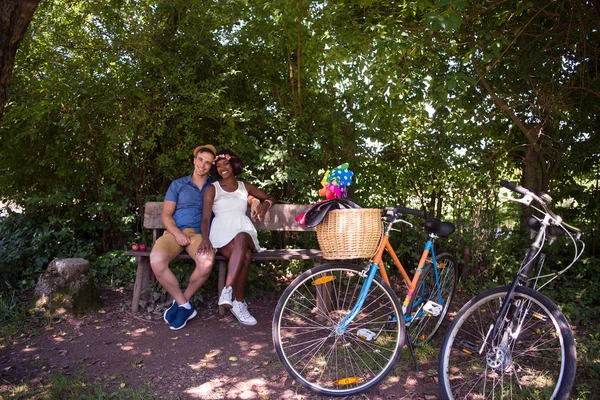 Giovane coppia che ha gioioso giro in bicicletta nella natura — Foto Stock