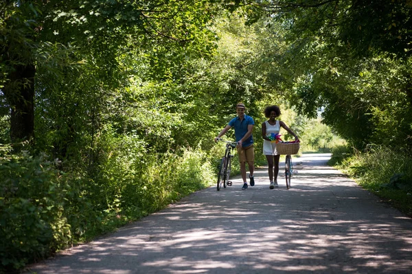 Unga par att ha glada cykel rida i naturen — Stockfoto