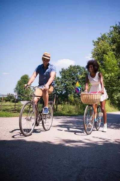 Joven pareja teniendo alegre paseo en bicicleta en la naturaleza —  Fotos de Stock