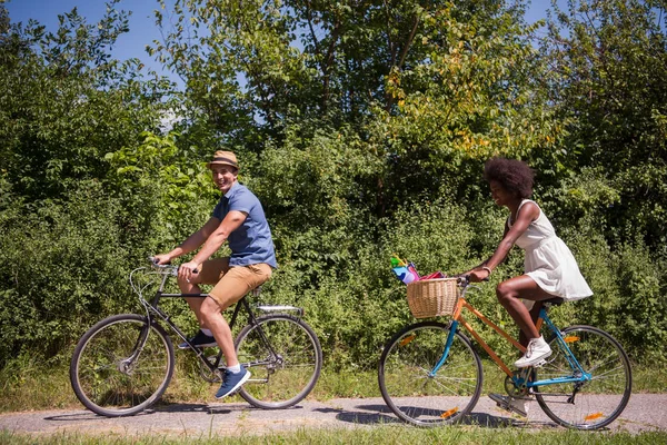 Jeune couple ayant joyeuse balade à vélo dans la nature — Photo