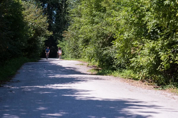 Junges Paar bei fröhlicher Radtour in der Natur — Stockfoto