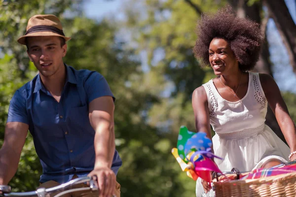 Jong koppel met vrolijke fiets rijden in de natuur — Stockfoto