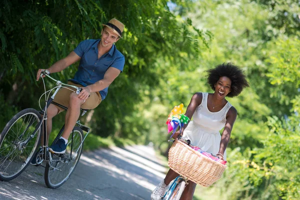 Jong koppel met vrolijke fiets rijden in de natuur — Stockfoto