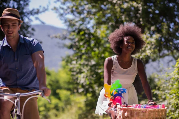 Giovane coppia che ha gioioso giro in bicicletta nella natura — Foto Stock