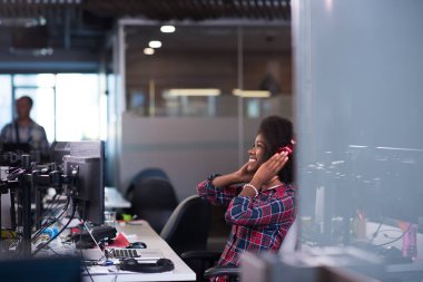 modern genç başarılı Afrikalı-Amerikalı kadın 