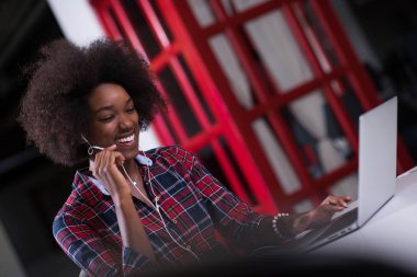 modern ofis speeking telefon kulaklık üzerinden kadında